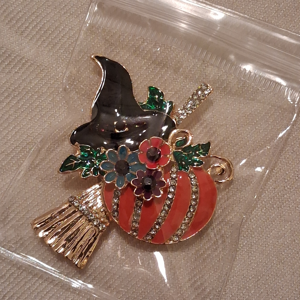 Halloween Witch Hat Brooch with Pumpkin, Broom, and Flowers🎃🧹🧙‍♀️🌻 - Picture 6 of 6